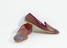 Cargar imagen en el visor de la galería, Bizi Cap Toe Loafer in Rose/Aubergine