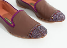 Cargar imagen en el visor de la galería, Bizi Cap Toe Loafer in Rose/Aubergine
